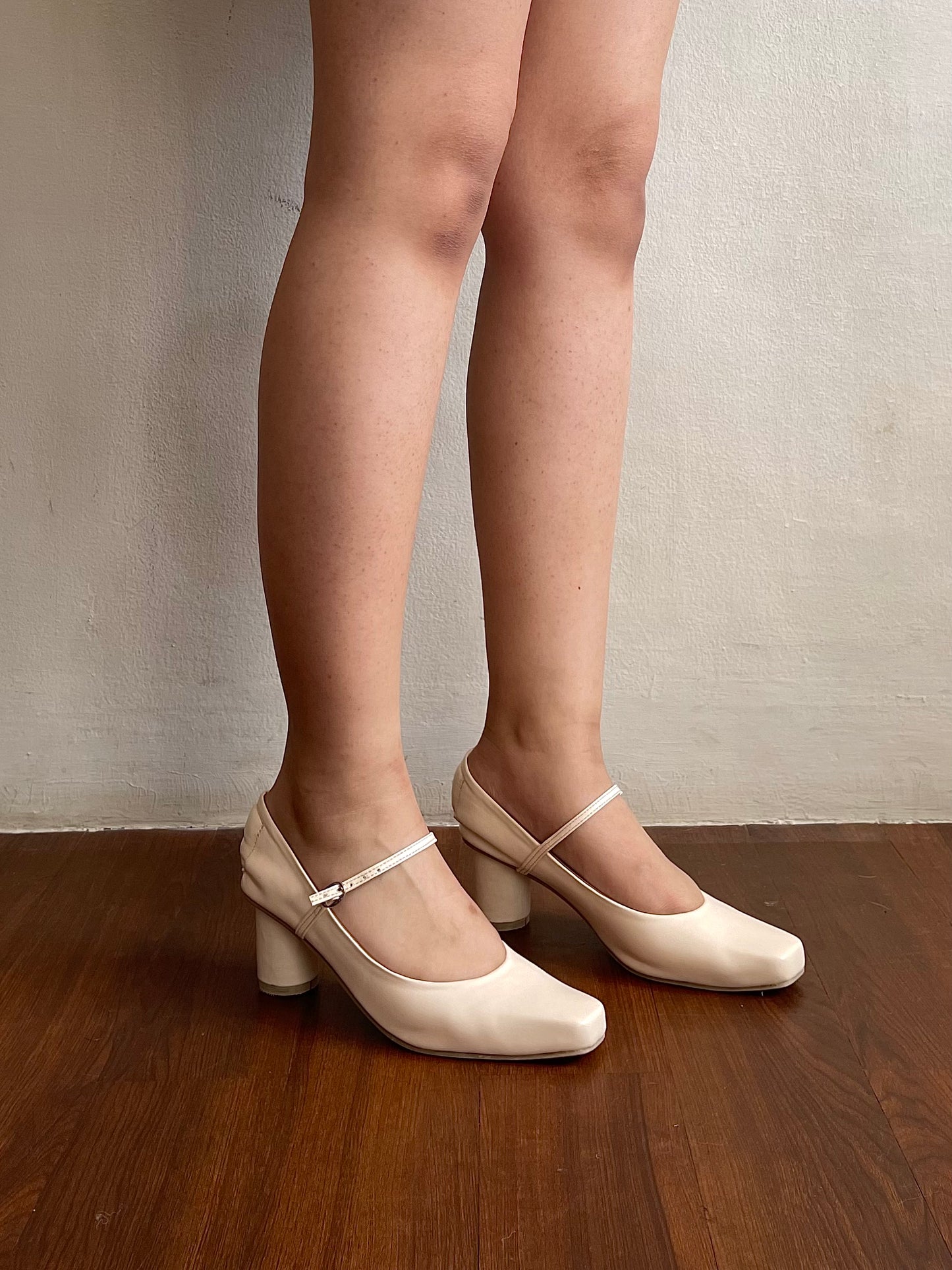Sample 020: Mary Janes Pumps in Cream - Size 6