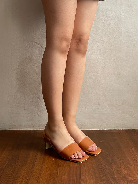 Sample 033: Slip on Heels in Tan - Size 5